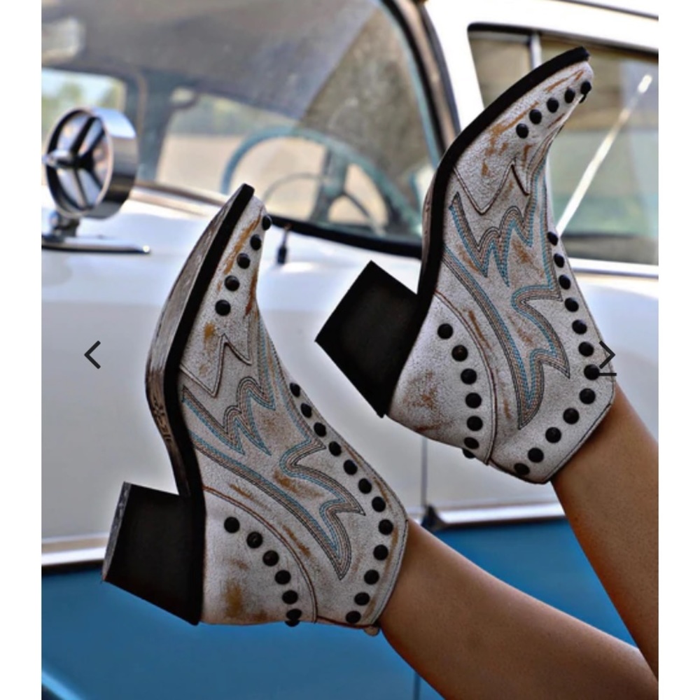 Like New! Circle G by Corral white stud with embroidery slip on booties